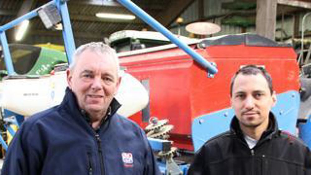 Semis. Jean-Marc Chauviré (à gauche) et Jérôme Lépinay, de l’ETA Rural Service, ont opté pour une implantation en combiné à 50 cm de largeur.